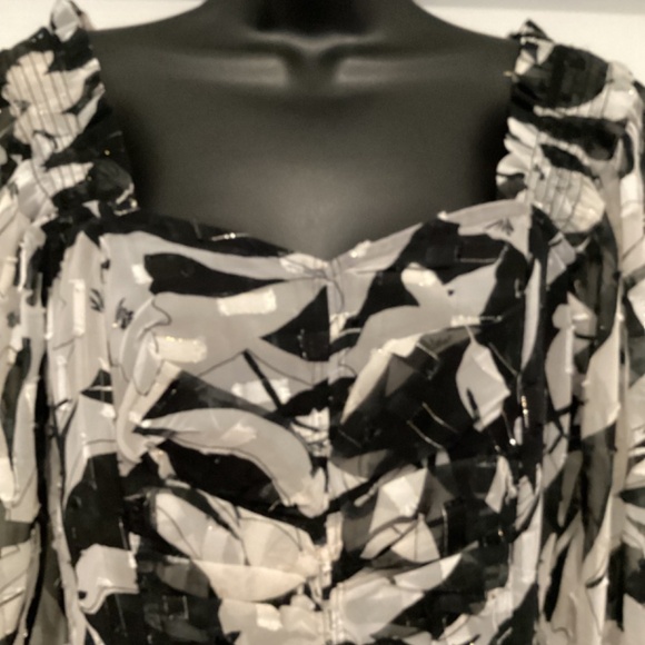 Long Sleeve 5 button sleeve - Picture 4 of 9